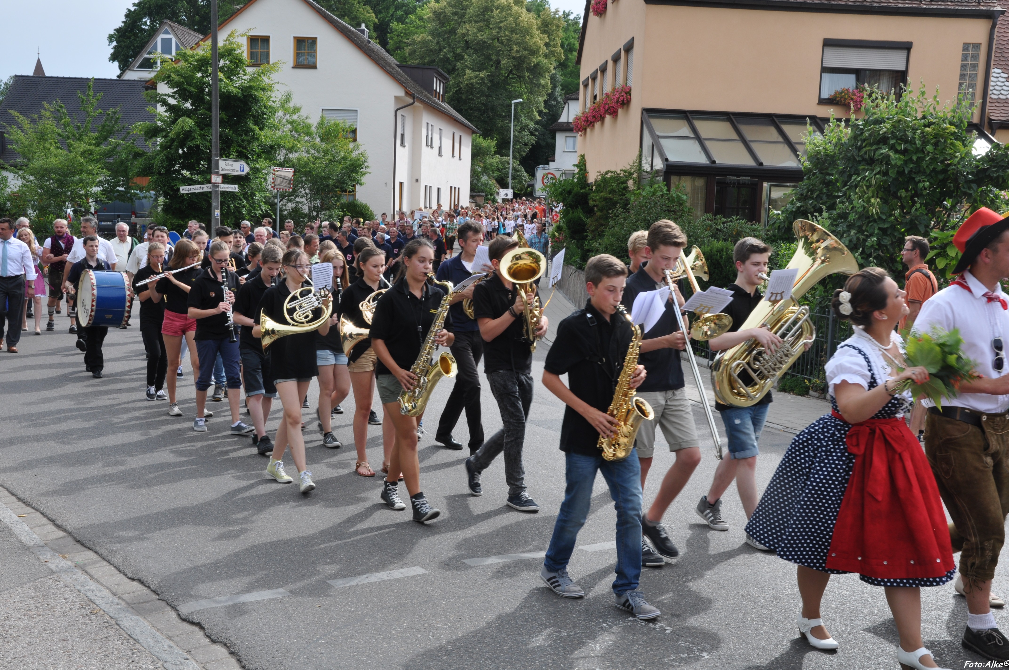 Der Hembacher Kärwazug auf Höhe der Kahnfahrt - und das Jugendorchester mittendrin (2014)
